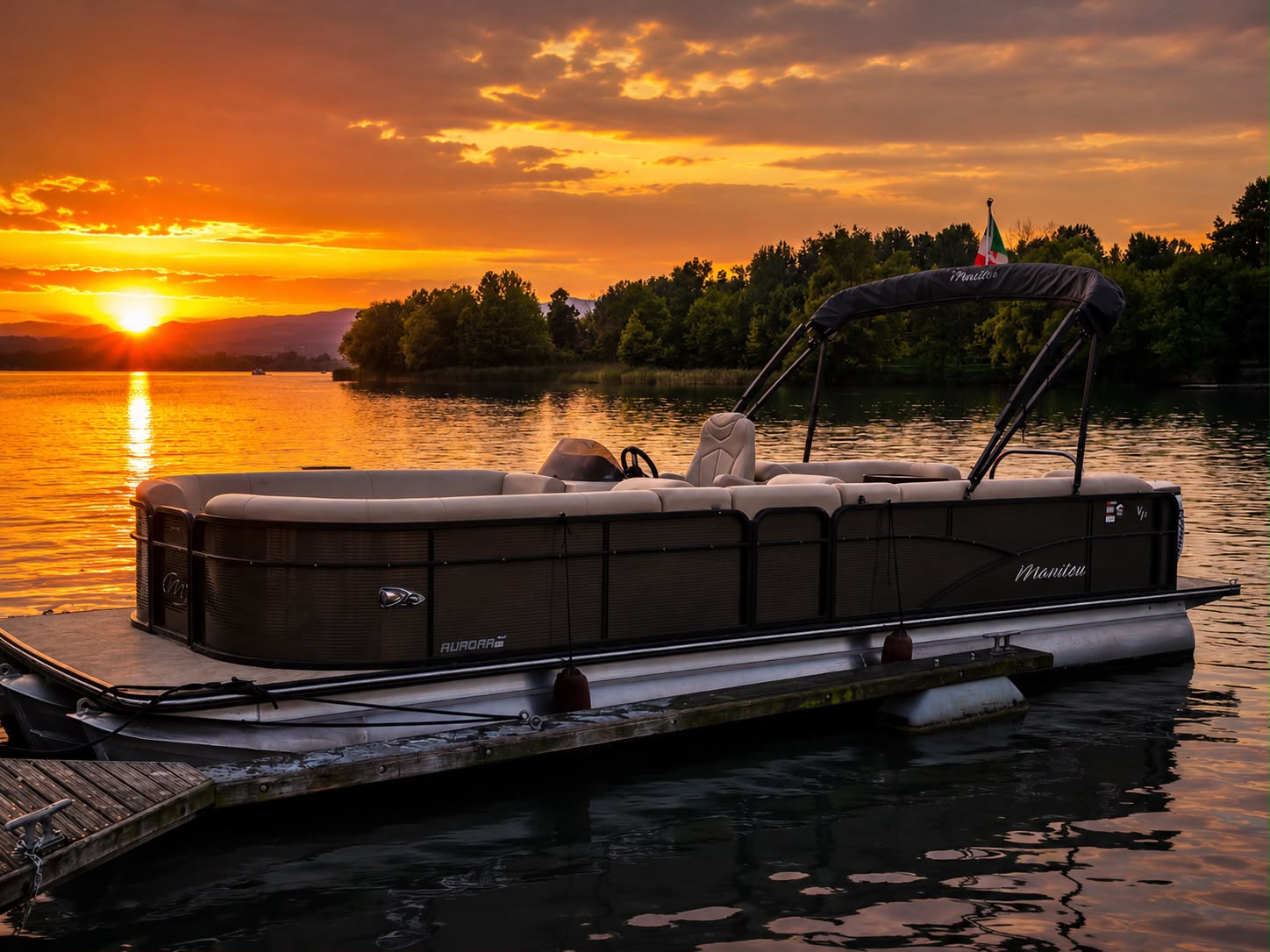 Pontoon Vaka Putanga al tramonto sul Lago Maggiore