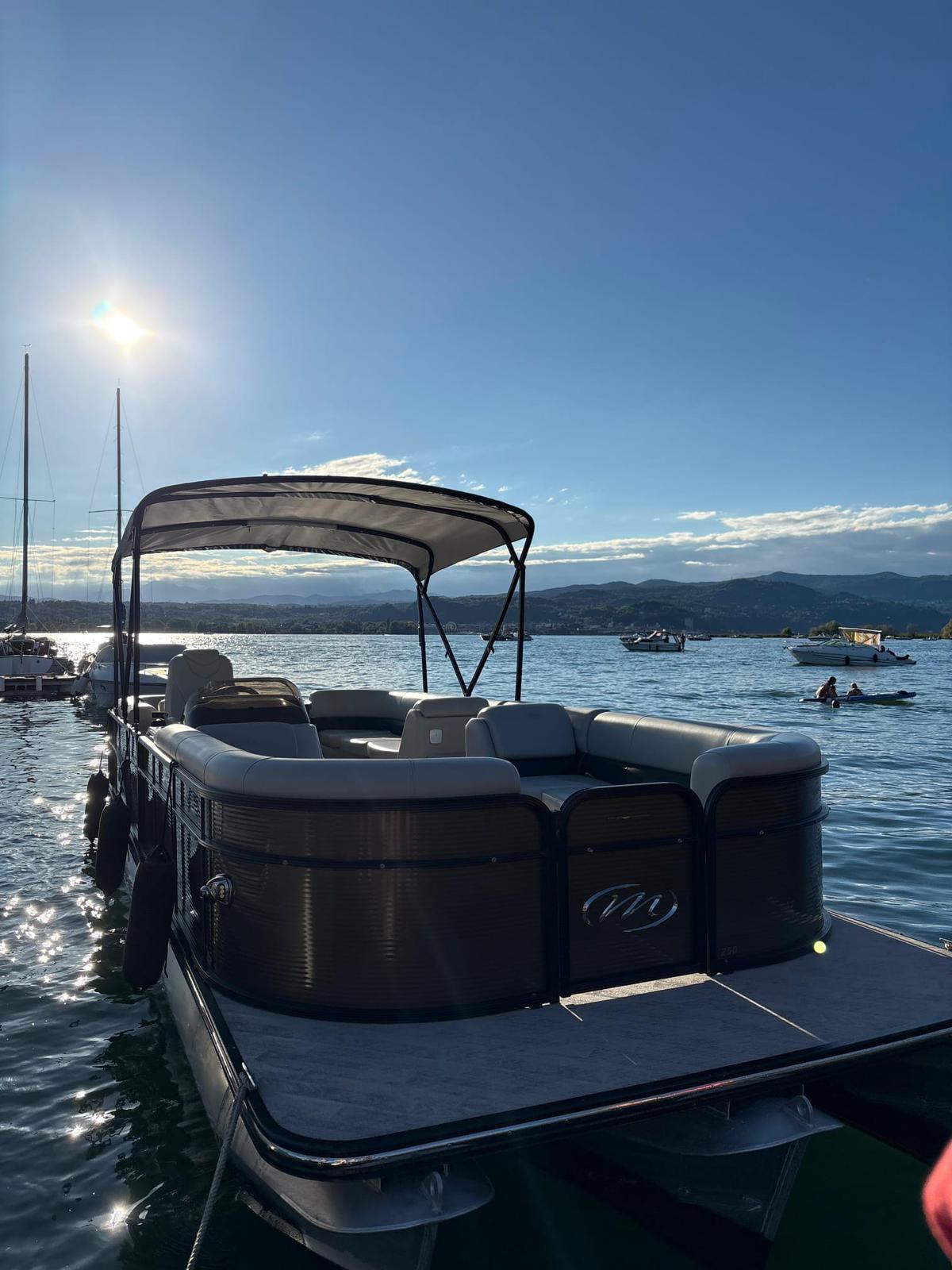 Pontoon visto dalla prua